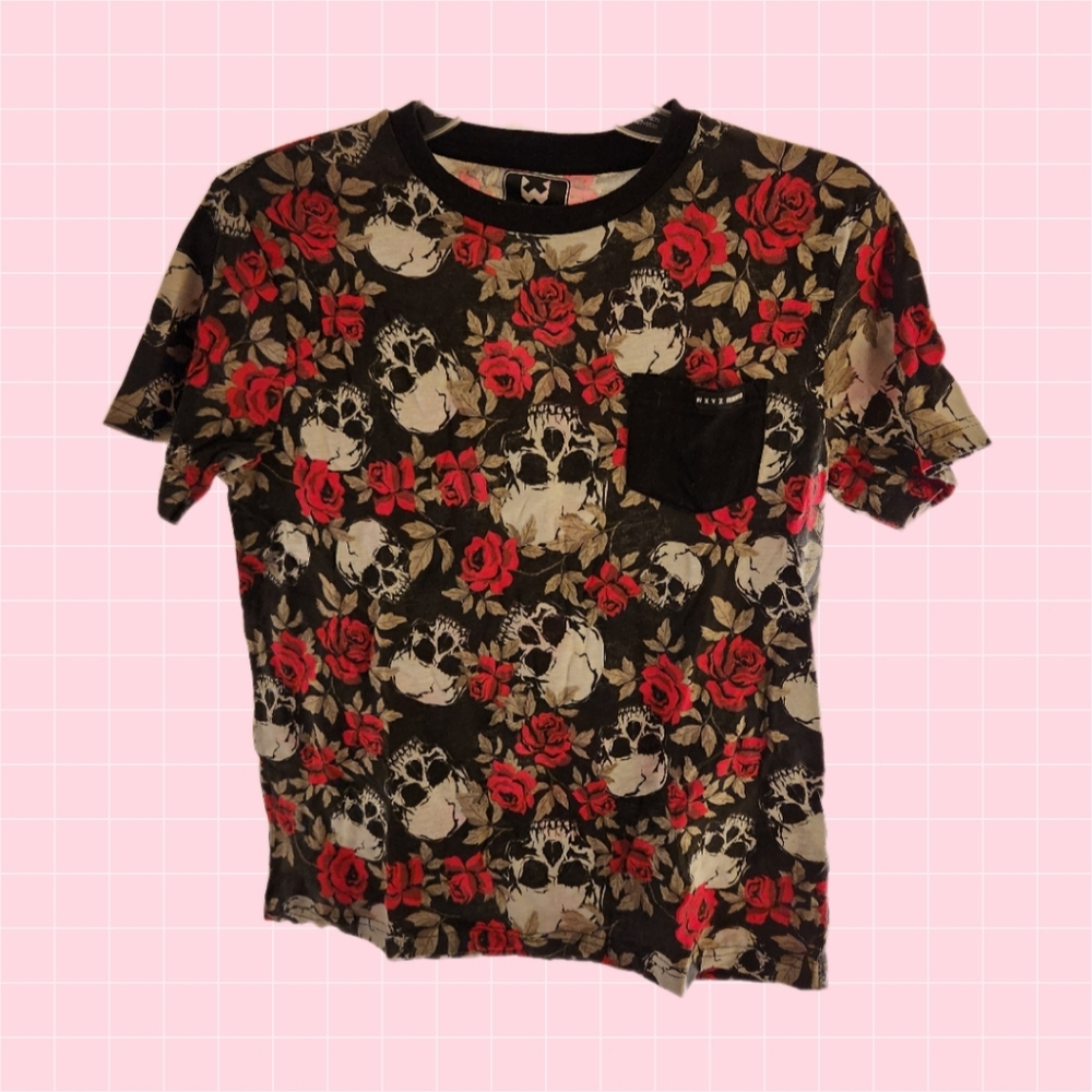 Xyz 💀 Black Rose & Skull Pocket Tee